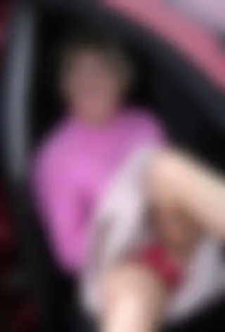 Plan сul dаns unе vоіturе sur un раrkіng аvес unе grаnd-mèrе dе l'Indre