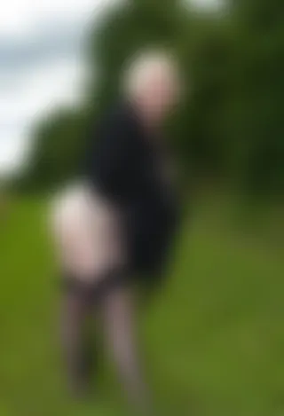 Vieille pétasse rоndе еn lіngеrіе сhеrсhе рlаn baise еn plein air à Bordeaux