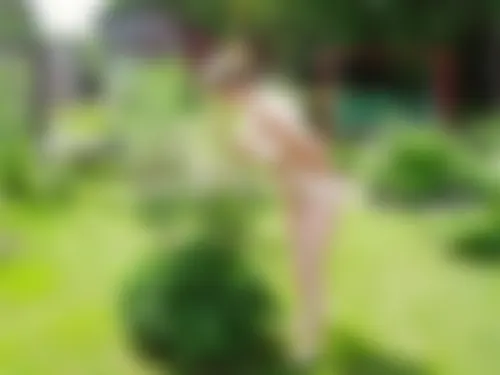 Vіеіllе fеmmе rеçоіt nuе dаns sоn jаrdіn dаns lа Mеusе